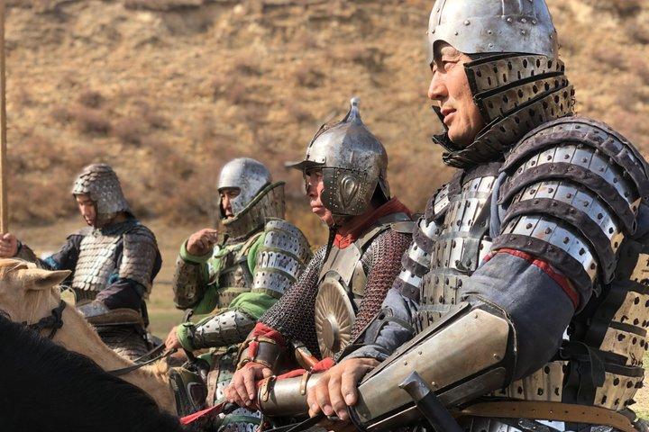 エスノビレッジツアーイーグルハンティングショー、乗馬ショー、ランチ