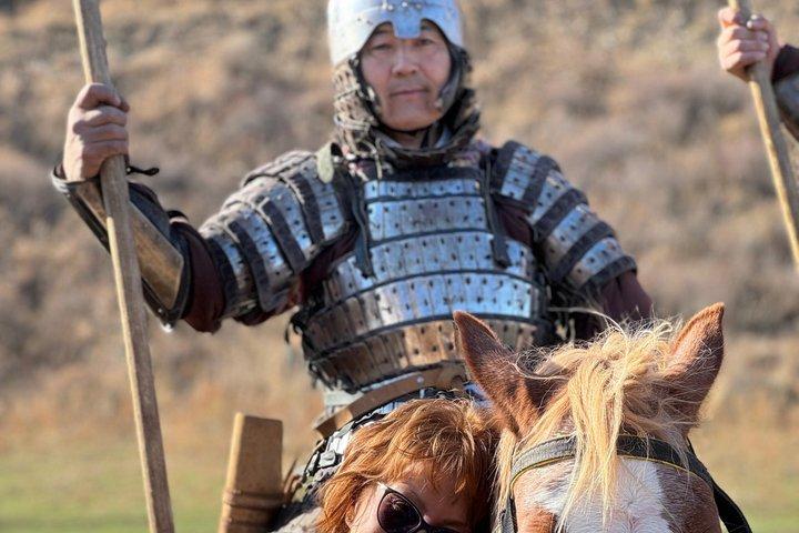 エスノビレッジツアーイーグルハンティングショー、乗馬ショー、ランチ