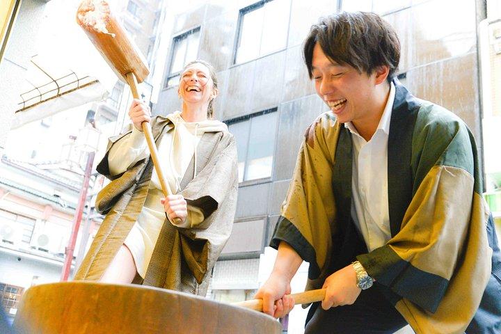 東京・浅草で日本餅つき体験