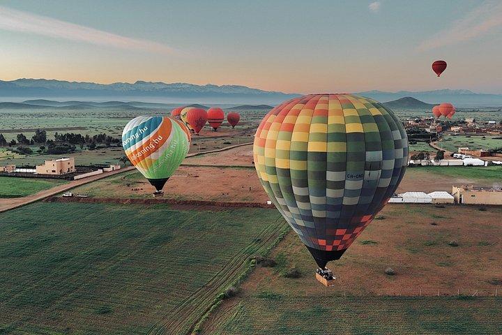 豪華な熱気球フライトとロイヤルベルベル朝食