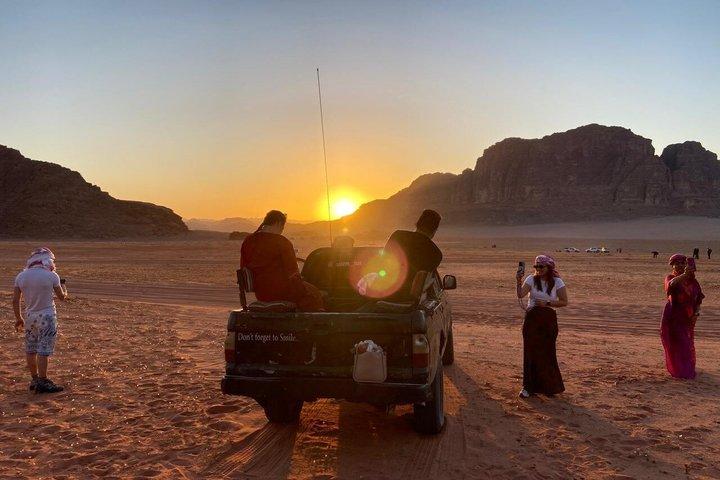 Excursão de Jeep de 4 horas de manhã ou pôr do sol Wadi Rum Desert Highlights