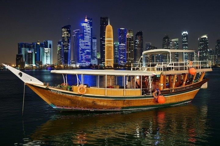 Doha: tradicional Sunset Dhow Cruise Tour com jantar buffet de churrasco