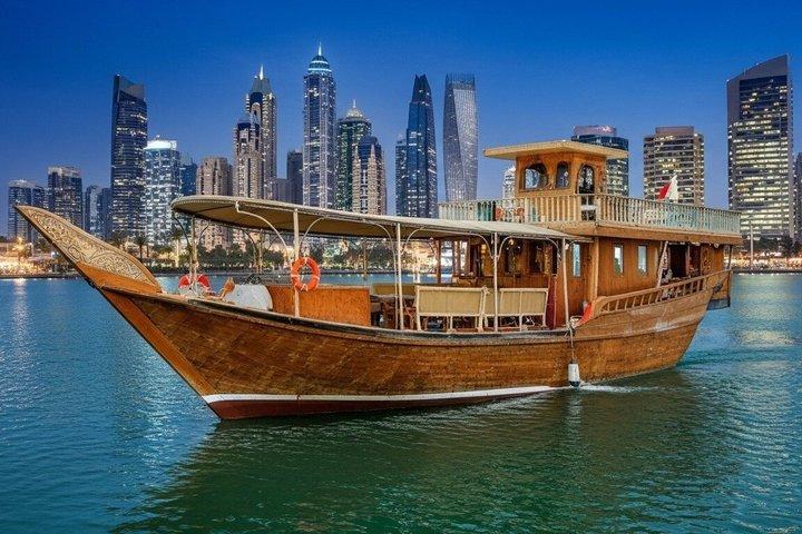 Doha : Traditionele Dhow Cruise Tour bij zonsondergang met BBQ-buffetdiner