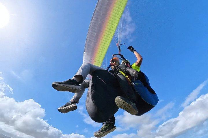 高速で激しいロケーションでのパラグライダー＋ピックアップ付き洞窟ツアー