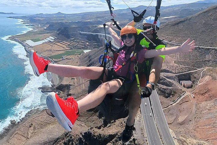 高速で激しいロケーションでのパラグライダー＋ピックアップ付き洞窟ツアー