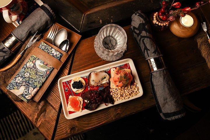 ラグジュアリーロヴァニエミサファリプライベートスノーヴェーツアー3名付き-コースランチ