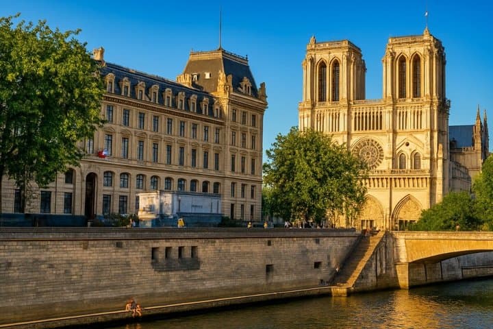 Paris: Interior Guided Notre Dame Tour (Max 5)