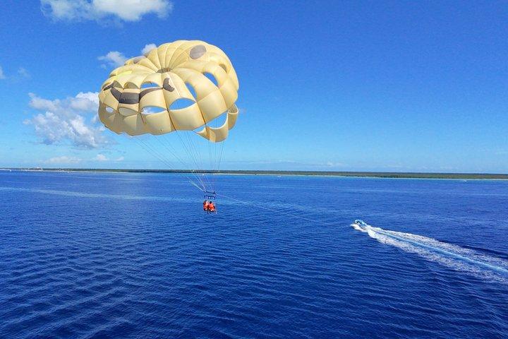 Bestes Parasailing in Cozumel + Strand + Schließfach
