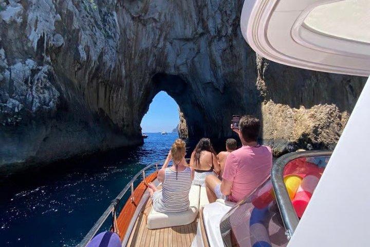 Excursión semiprivada en barco por Capri con visita a la ciudad