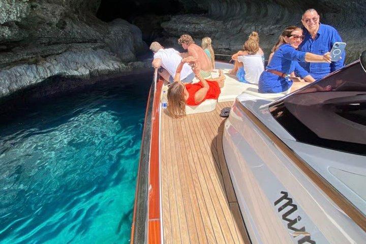 Excursión semiprivada en barco por Capri con visita a la ciudad