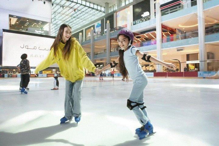 ドバイ・モールで90分間のアイススケート体験