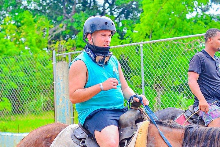プンタカナのビーチで乗馬