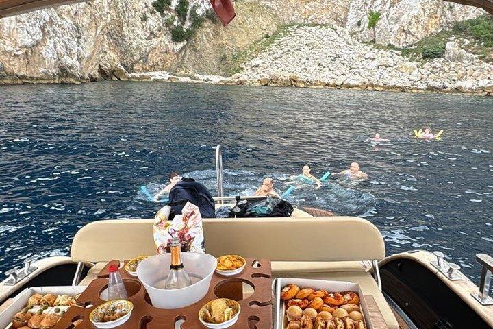 Bootstour durch Capri und Besuch der Blauen Grotte