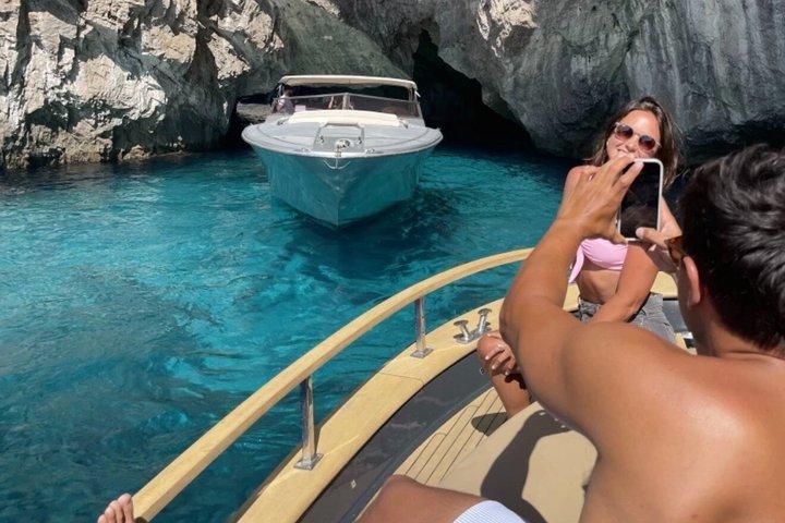 Bootstour durch Capri und Besuch der Blauen Grotte