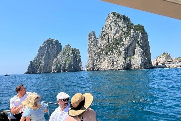 Bootstour durch Capri und Besuch der Blauen Grotte
