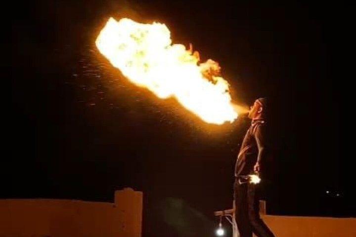 Espectáculo de camellos y fuego en el desierto de Marrakech con cena y puesta de sol