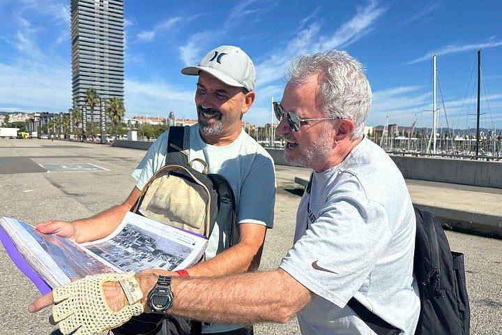 象徴的な写真ストップでプライベートバルセロナEバイク体験