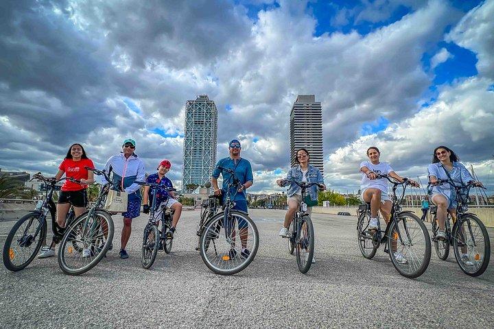 バルセロナ小グループE-バイクツアーは、象徴的な写真ストップ
