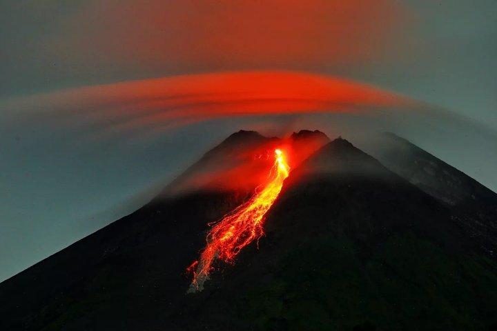 Tarde de Yogyakarta en el volcán Merapi admirando la caída de lava