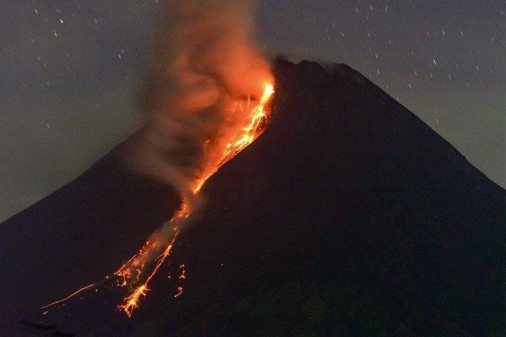 Tarde de Yogyakarta en el volcán Merapi admirando la caída de lava