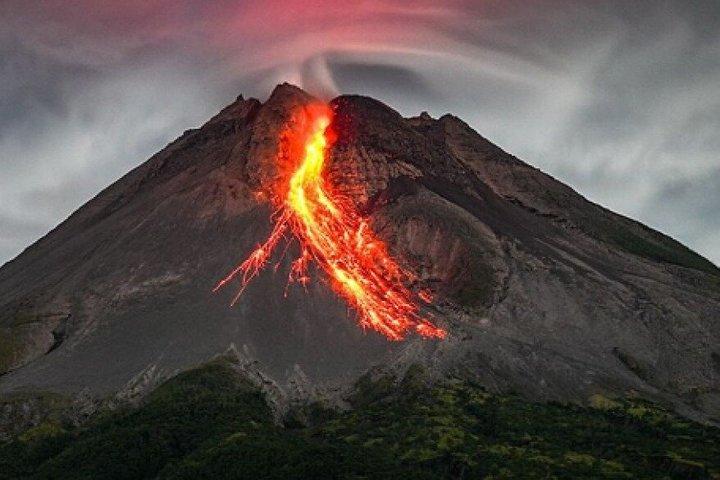 Tarde de Yogyakarta en el volcán Merapi admirando la caída de lava