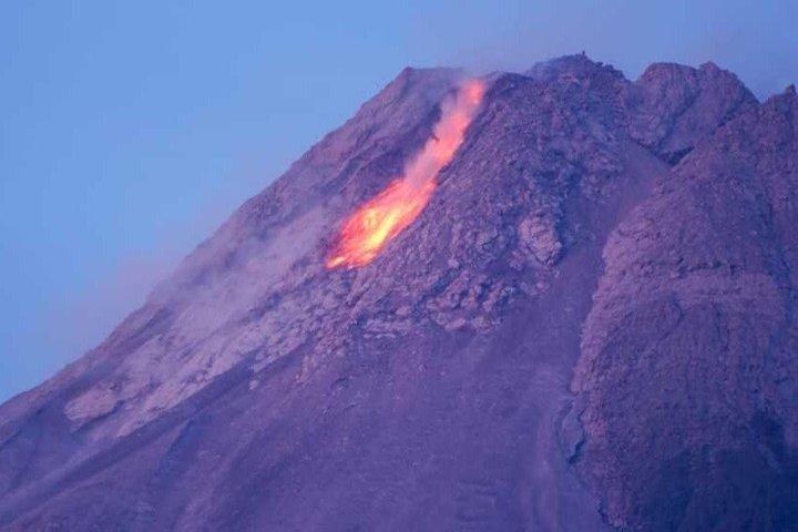 Tarde de Yogyakarta en el volcán Merapi admirando la caída de lava