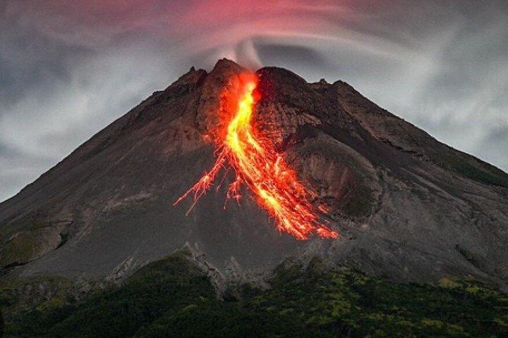 Tarde de Yogyakarta en el volcán Merapi admirando la caída de lava
