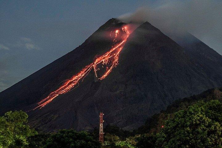 落ちていく溶岩を眺めるメラピ火山ジョグジャカルタの夕べ