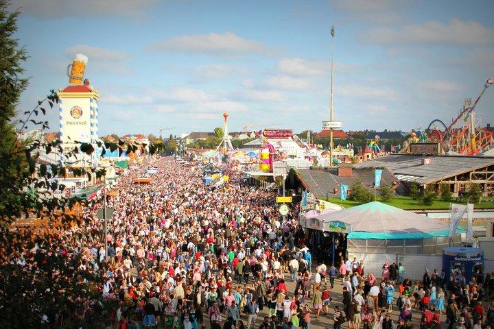 Visita ao Oktoberfest de Munique com assentos garantidos na tenda, comida e cerveja.