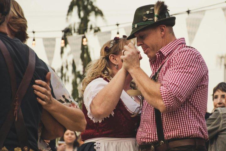 Visita ao Oktoberfest de Munique com assentos garantidos na tenda, comida e cerveja.