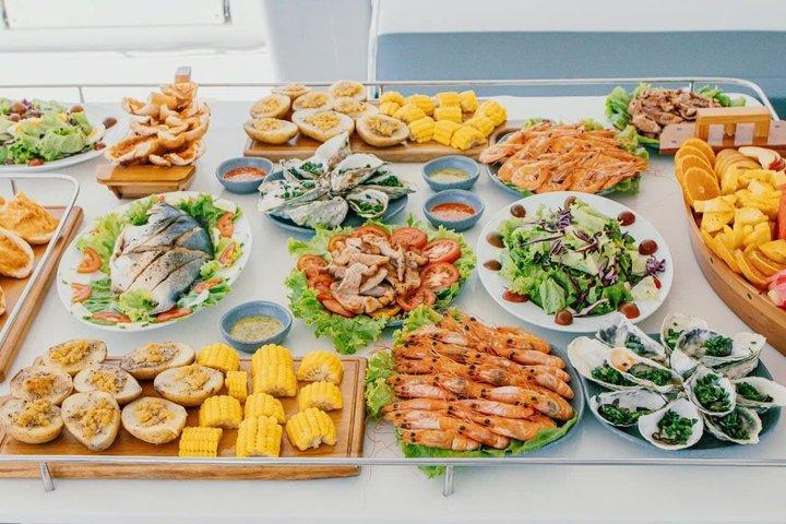 プレミアムニャチャン湾ヨットサンセットツアーとグルメディナー