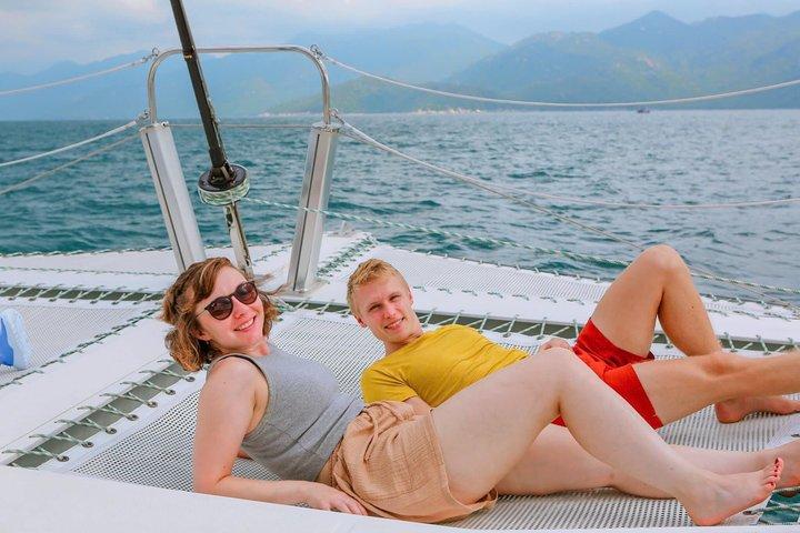 プレミアムニャチャン湾ヨットサンセットツアーとグルメディナー