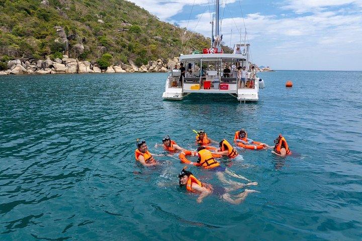 プレミアムニャチャン湾ヨットサンセットツアーとグルメディナー