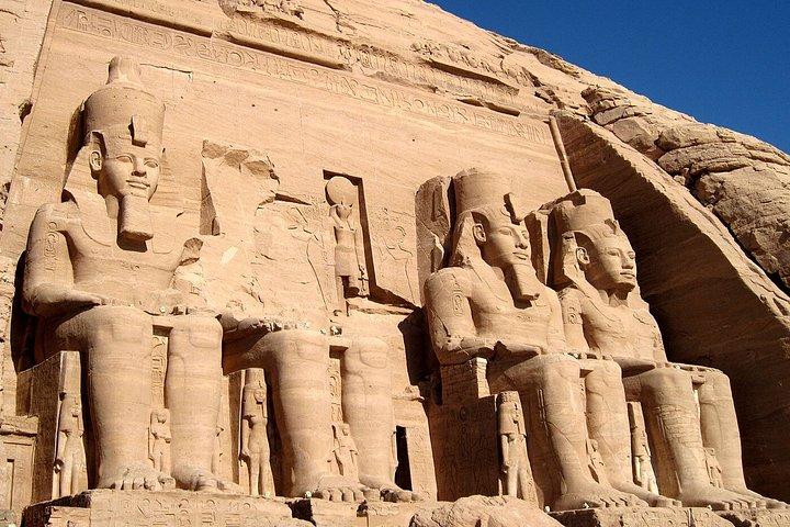 ルクソールからアスワンへのフライトでアブ・シンベルへ（フライト費用を除く）