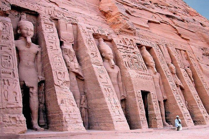 ルクソールからアスワンへのフライトでアブ・シンベルへ（フライト費用を除く）