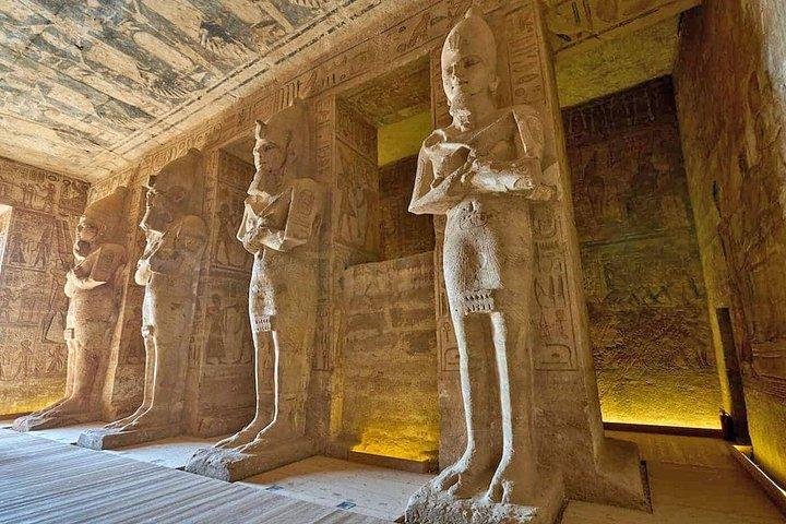 ルクソールからアスワンへのフライトでアブ・シンベルへ（フライト費用を除く）