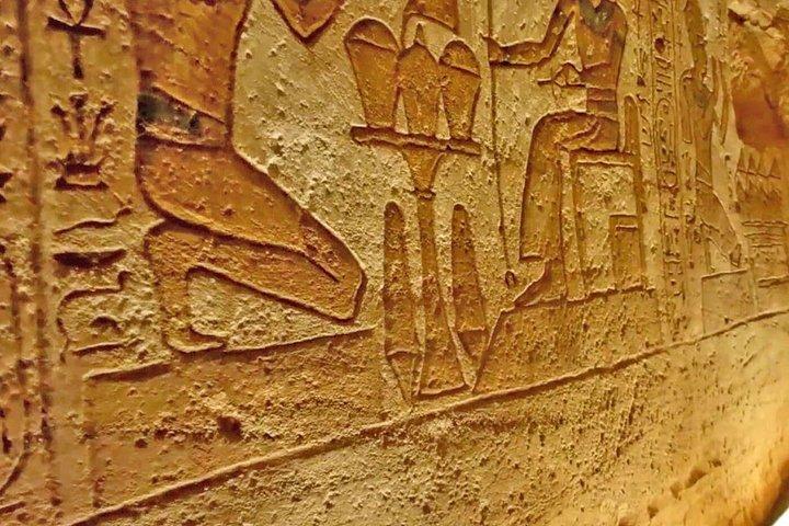 ルクソールからアスワンへのフライトでアブ・シンベルへ（フライト費用を除く）