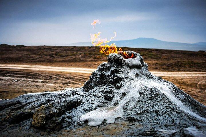 バクー発ゴブスタン・泥火山プライベートツアー