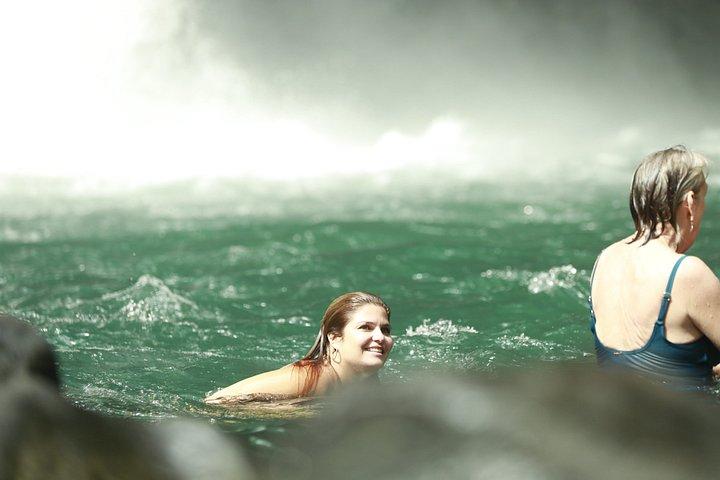 ラ・フォルトゥナの滝、アレナル火山ハイキング＆温泉ツアー