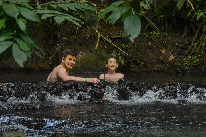 ラ・フォルトゥナの滝、アレナル火山ハイキング＆温泉ツアー