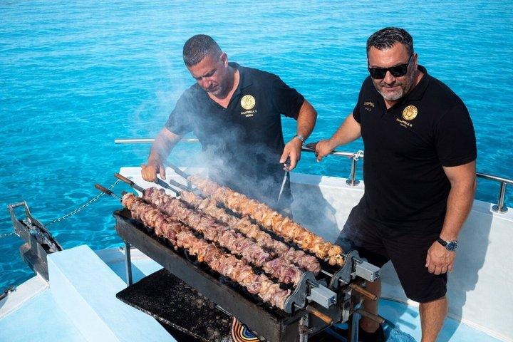 パフォス発：ブルーラグーンアフタヌーンクルーズ、BBQ＆ワイン＋ウォータースライダー