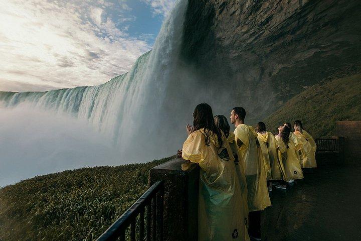 Complete Niagara Falls Afterdark with Fireworks Cruise