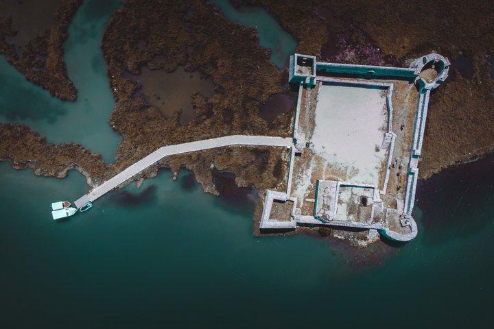 Ksamil-Ali Pashaの城＆トンゴ島から、無料のドリンク-フード