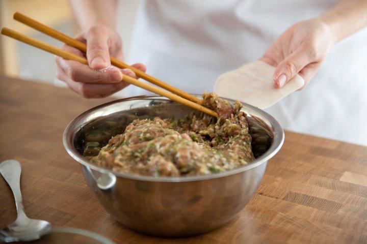 サクラメントで地元シェフと楽しいワンタン料理教室