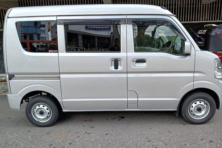 車またはバンでのコロンボ市内観光-入場料＆食事付き
