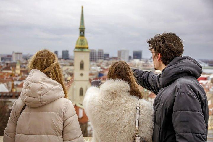 Bratislava Like a Local : tour della città vecchia e degustazione di vini slovacchi