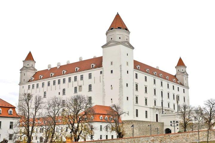 Bratislava Like a Local : tour della città vecchia e degustazione di vini slovacchi