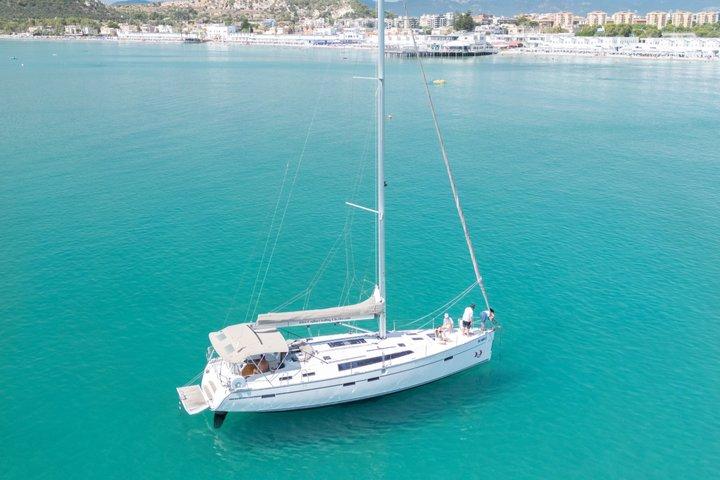 Cagliari sejlbådstur med naturskønne kystlinjer og snorkling