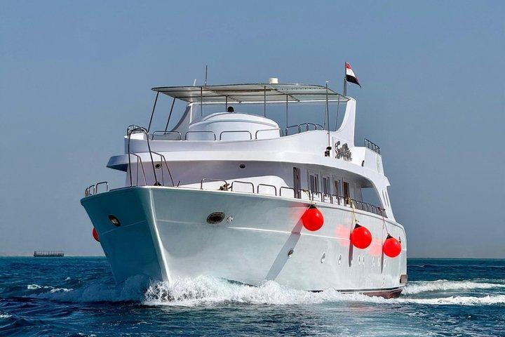 フルガダのマガウィシュ島への豪華クルーズ