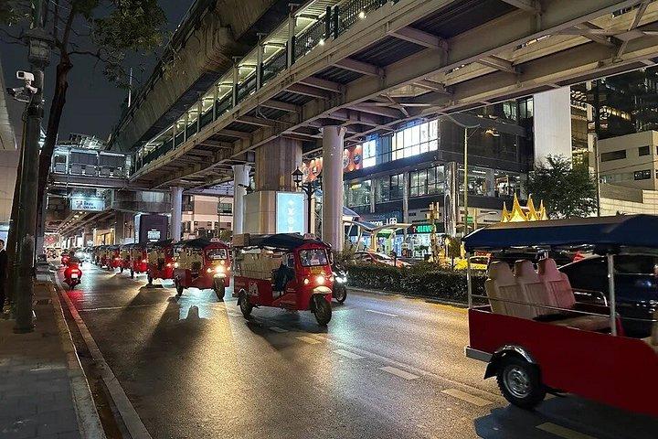 エレクトリックトゥクトゥクによるバンコクストリートフードツアー（半日）
